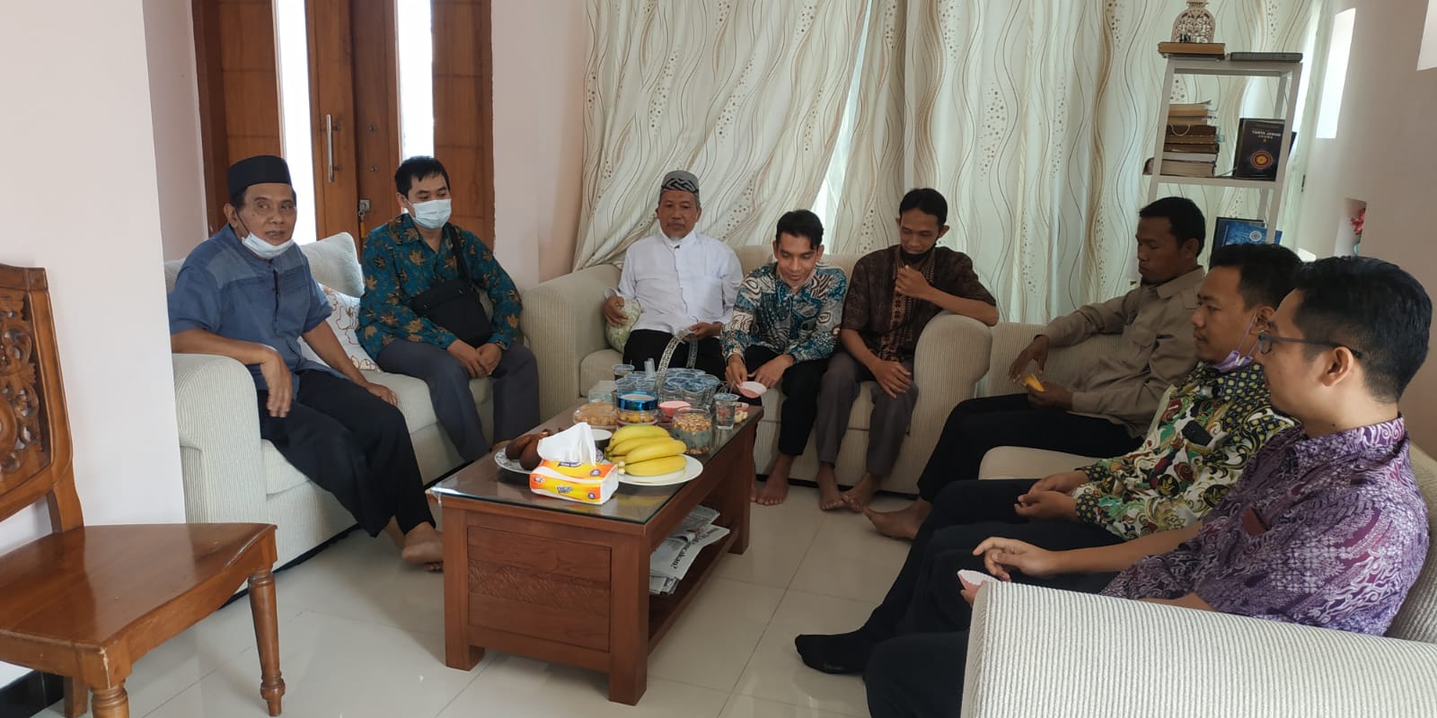 Read more about the article Silaturrahmi Asatidz MBS ke kediaman Ketua PDM Madiun
